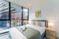 Luxe 2BR Retreat POOL, GYM & PARKING South Yarra