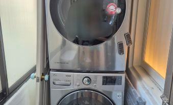 Near Hongik University/Subway Hapjeong Station 1 minute/8ppl/3br/4QBED/Near YG/iMac/Luggage storage