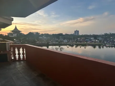 古晉河景陽台房 下樓吃海鮮 上樓看遊船