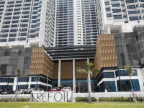 Minimalist studio @ Trefoil Setia Alam (linked bridge to SCCC/SCM) for 2-4pax