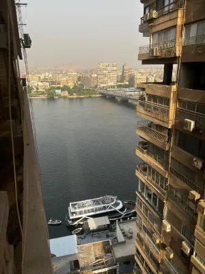 Luxury 3BR: Modern with Nile View from All Rooms Hotels in Oula