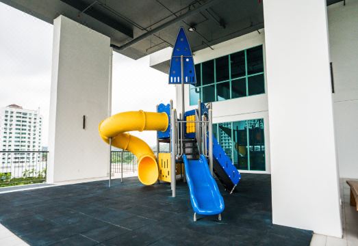 Bay Suites by Pinstay Plus의 깔끔한 인테리어 사진