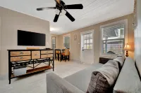 Stones Throw Beachside Bungalow #1 ON THE BEACH! Hotel a Indian Shores