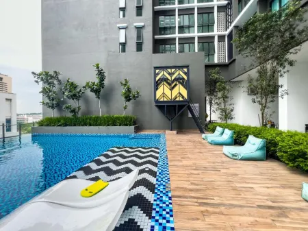 Alinea Suites Shah Alam by Sleepy Bear Отели рядом с достопримечательностью «UOA Business Park Property Gallery»