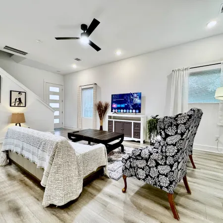 Quiet stylish home close to downtown and airport