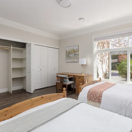 Vancouver Stay -- Downtown Richmond Luxury House Walk to Bus Station,Restaurants & Mall