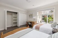 Vancouver Stay -- Downtown Richmond Luxury House Walk to Bus Station,Restaurants & Mall Hotels in 