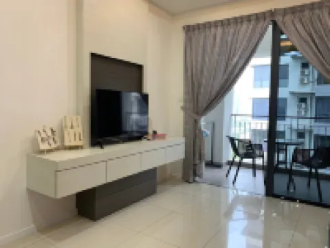 Four season Condo/3 Rooms/4 min to Airport