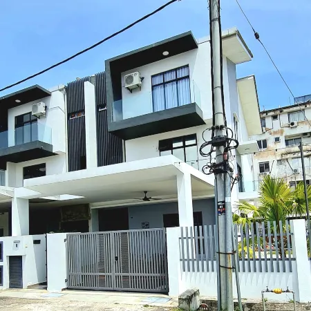 Cozy Home/Pool Cinema/Karaoke Jonker 1.2 km 20+8pax