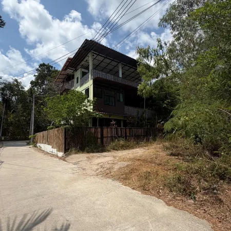 Large 1 bed apartment with yoga studio and seaview