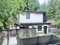 Modern Two-Storey Loft Near UBC - 駐車場