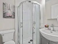 Private Room Downtown Toronto Queen Street Oasis โรงแรมใกล้พื้นที่ทางทหาร Fort York