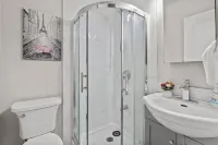Private Room Downtown Toronto Queen Street Oasis - 2-Star