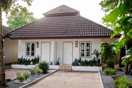 Kenikar Raintree Residence Hotel Отели рядом с достопримечательностью «Krom Luang Chumphon Khet Udomsak Royal Palace»