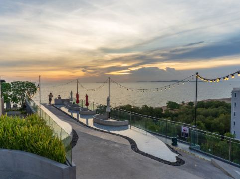 Bayphere Residence by Prop Hopper