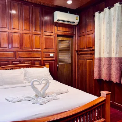 Thai teak Sathon Guest House Các khách sạn gần Ga BTS-Surasak