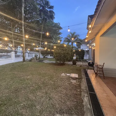 JB Cozy corner big garden home Austin Terbau 14pax