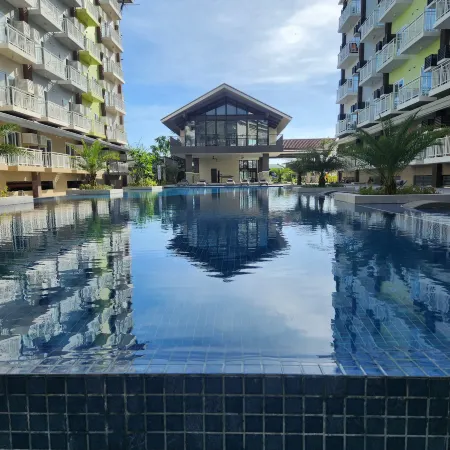 Condo Azur Suites Amani A125, near Airport, Netflix, Cozy with Luxurious Pool and Gym