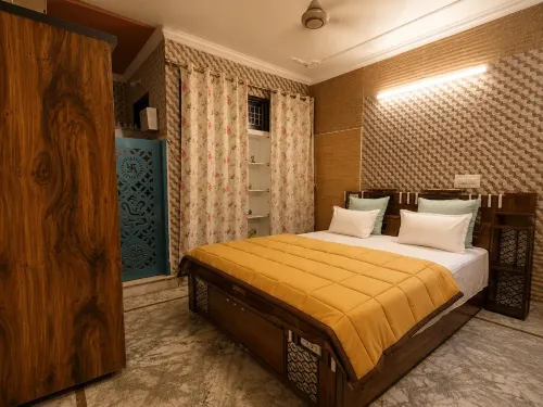 Shri Radha Nikunj Vatika - 2-Star