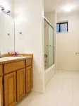 Bright Furnished 2BR Private Basement Suite - Kæledyr tilladt