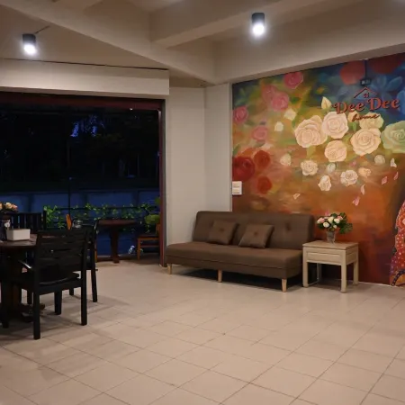 Deedee Home Hotel