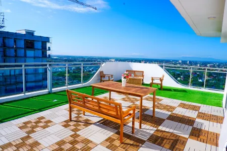 2 BR Penthouse w/ Wide Balcony and 7ft Billiards Отели рядом с достопримечательностью «Don Honorio Ventura Technological State University, Sto. Tomas Campus»