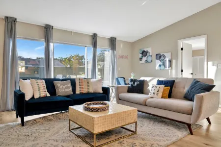 Heated Pool 3b/2b home 10 mins to beach