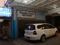 Jazz Room Kampung Inggris Syariah Hotels in Pare