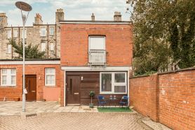 Unique 1 Bed house with Private Parking