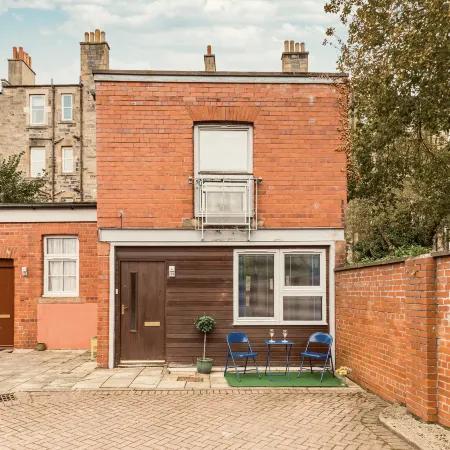 Unique 1 Bed house with Private Parking