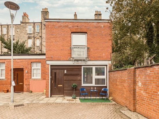 Unique 1 Bed house with Private Parking