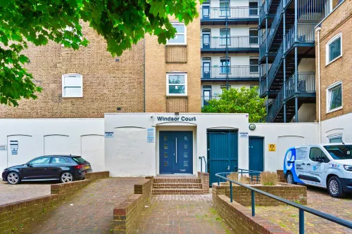 Brighton City Centre Apartment | Walk to The Lanes - Kitchen