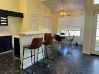 2BR/2BA Gem w/Private Yards & Garage(Entire House) فنادق في Harris County