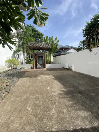 Baaninkan Homestay in kanchanaburi city Отели рядом с достопримечательностью «Chung Kai Allied War Cemetery»