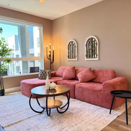 Modern Oasis 10 Min from Disneyland With Pool & GYM