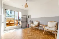 [Near USJ] For group trips! Roomy 4-story building with projector terrace near the station [for 12] - فلل