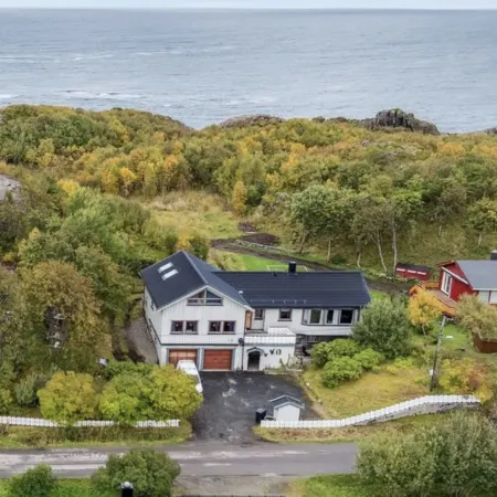 Lofoten Aurora House | Cozy & Private Stay with Fireplace