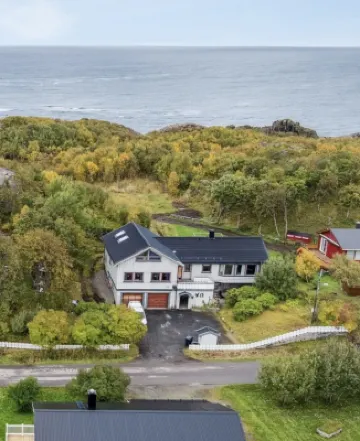 Lofoten Aurora House | Cozy & Private Stay with Fireplace