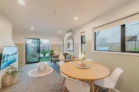 Misty Meadows Manor - Your Urban Oasis