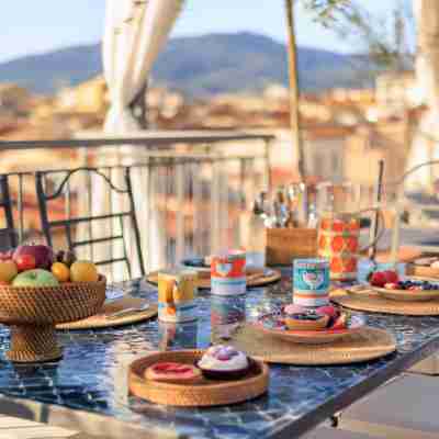 Enchanting Penthouse with 360° Panoramic View. Dining/Meeting Rooms