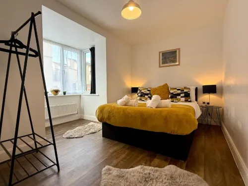 Relaxing 4BDR House | Garden, Fast Wi-Fi & Parking - 2-Star