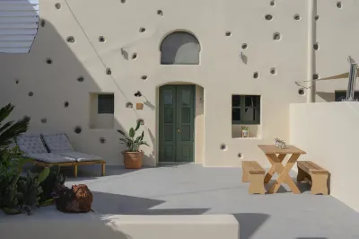 Elements Cave Suites Athinios Port Santorini周辺のホテル