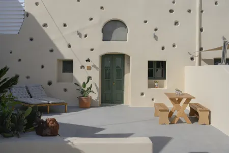 Elements Cave Suites Отели рядом с достопримечательностью «Black Rock Studios»