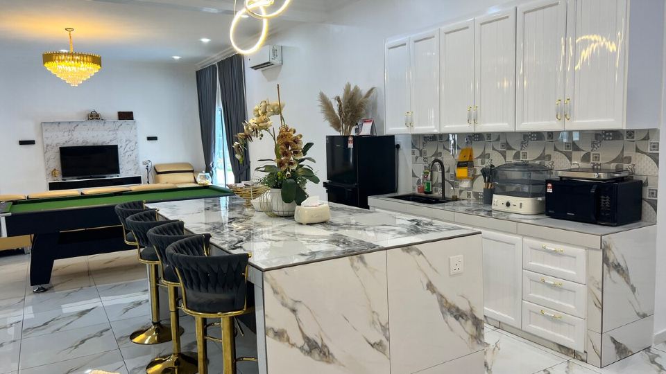 6 BR Villa w Private Swimming Pool Near Klang City