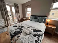 Riverside Retreat Leeds City Location Modern 2-Bed 2-Bath Townhouse & Free Parking