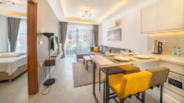 Midpoint Suites - Deluxe Suite 104