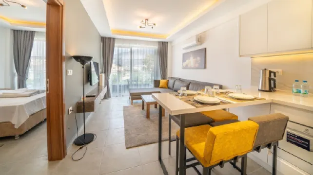 Midpoint Suites - Deluxe Suite 104