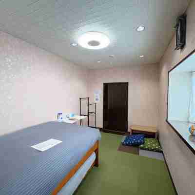 3房1厅2卫直通新宿15分，最多7-9人可 Rooms