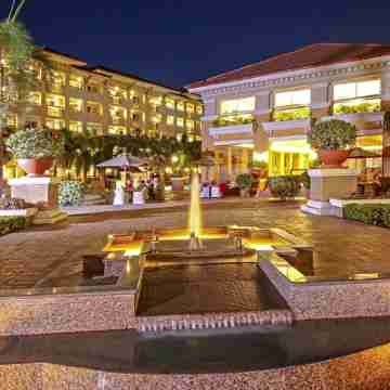 2BR Italian-inspired Apt Manila, Balcony Pool View Hotel Exterior