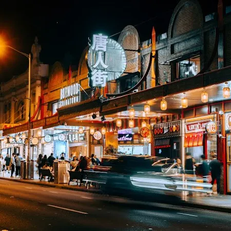 Burwood 1Br apt nearTrain/Shopping street parking